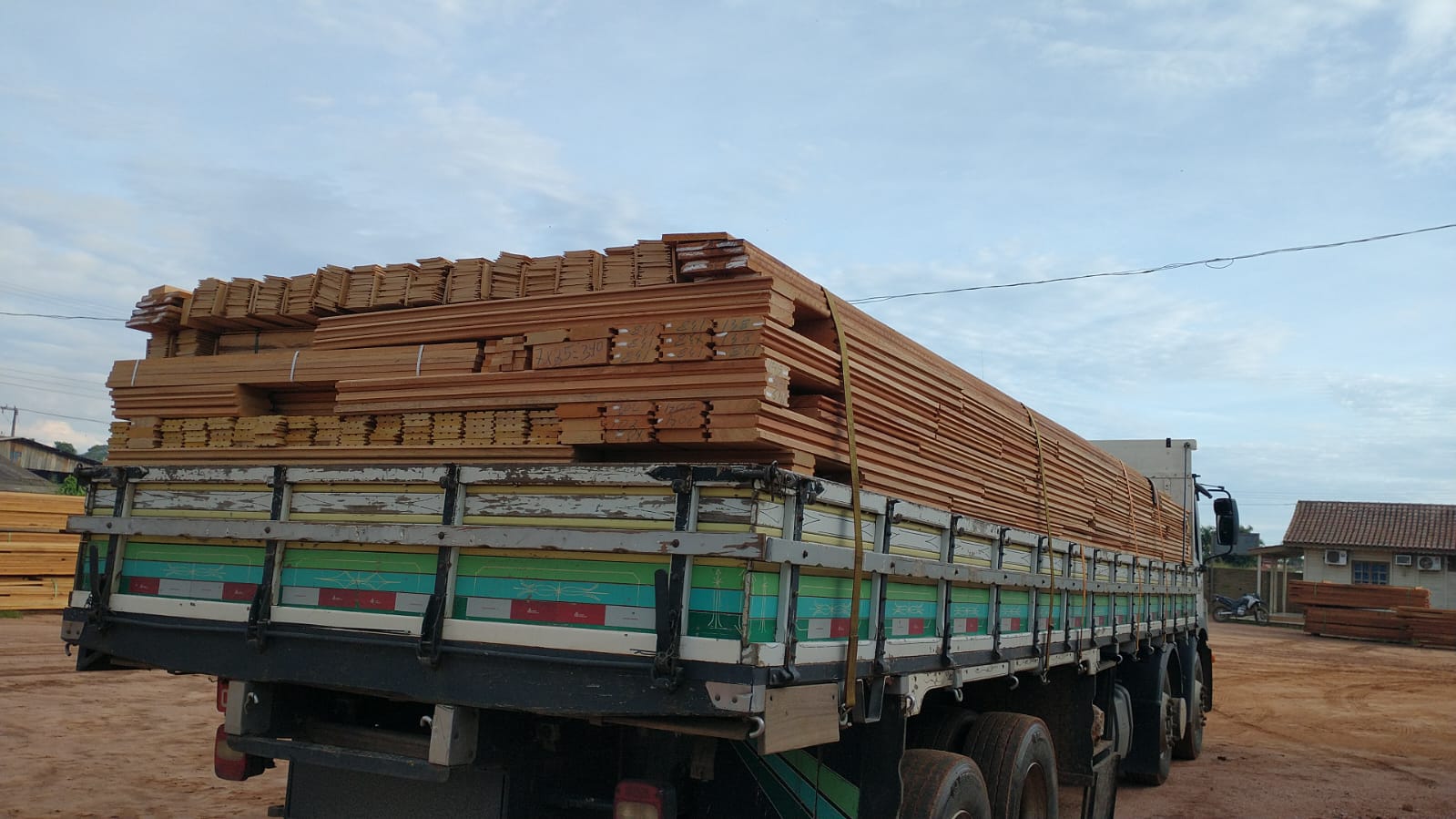 Caminhão carregado com madeira saindo da fábrica